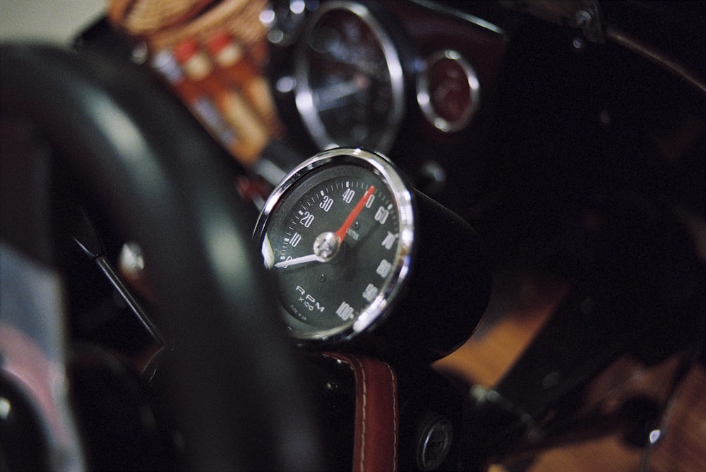 black and red analog speedometer