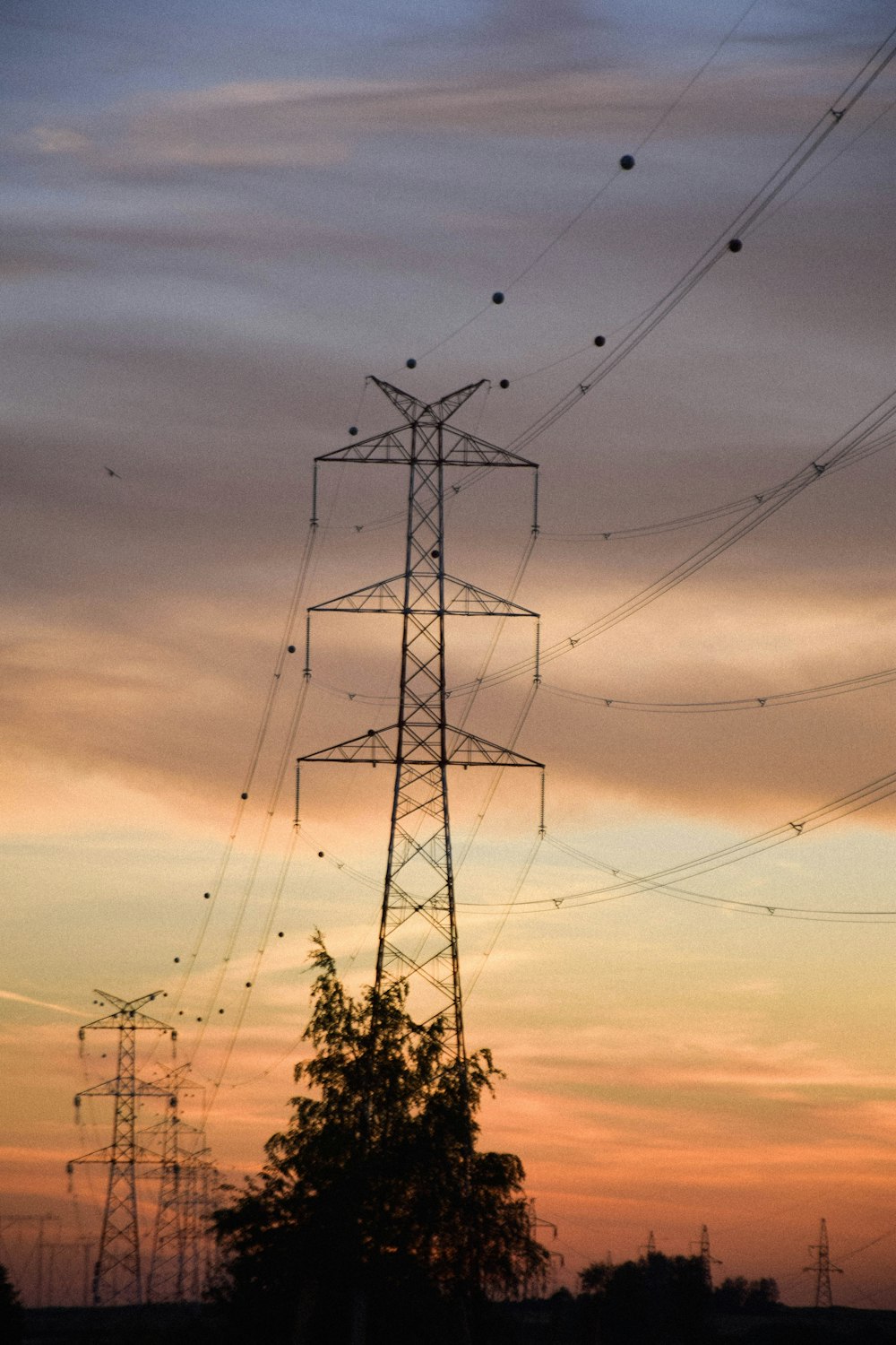 schwarzer Strommast unter blauem Himmel tagsüber