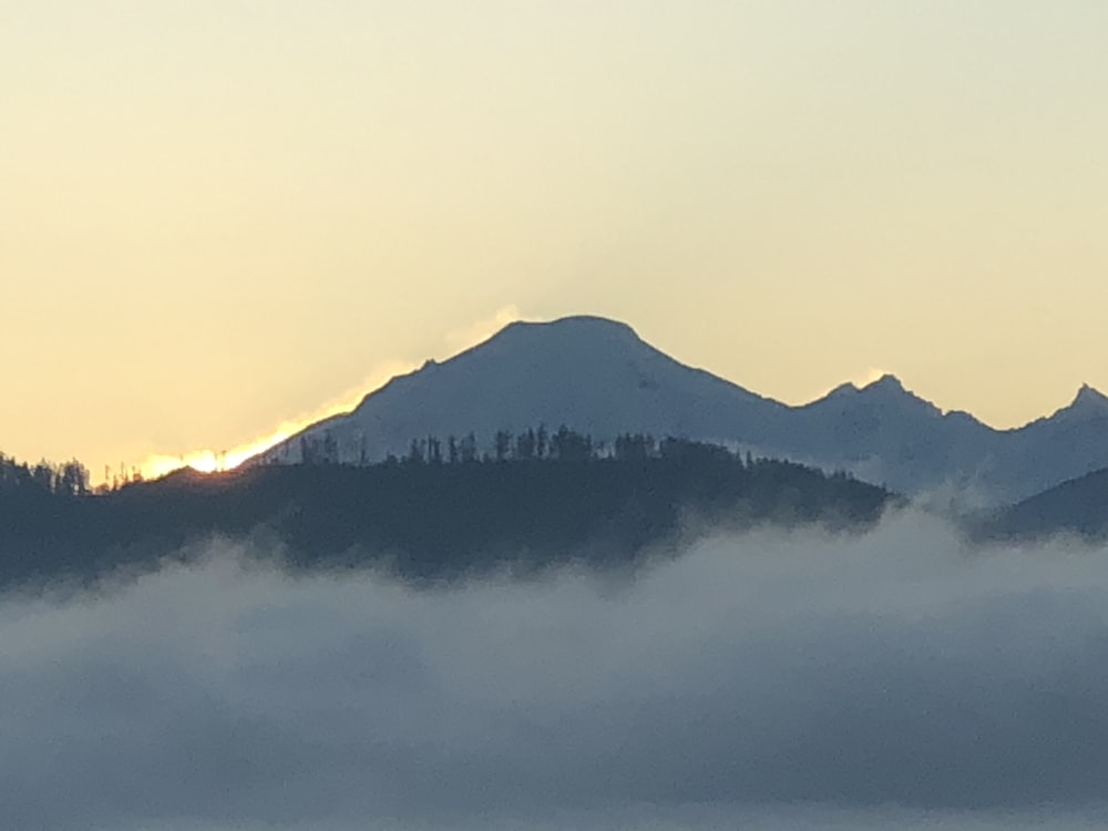 Silhouette de montagne au coucher du soleil