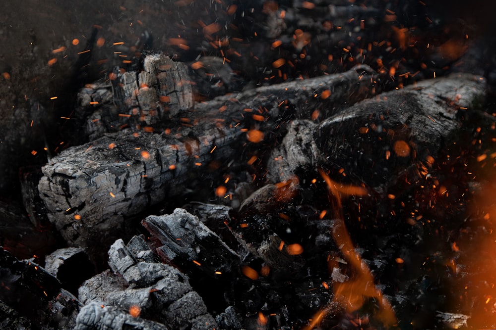 Gros plan d’un tas de bois et de feu