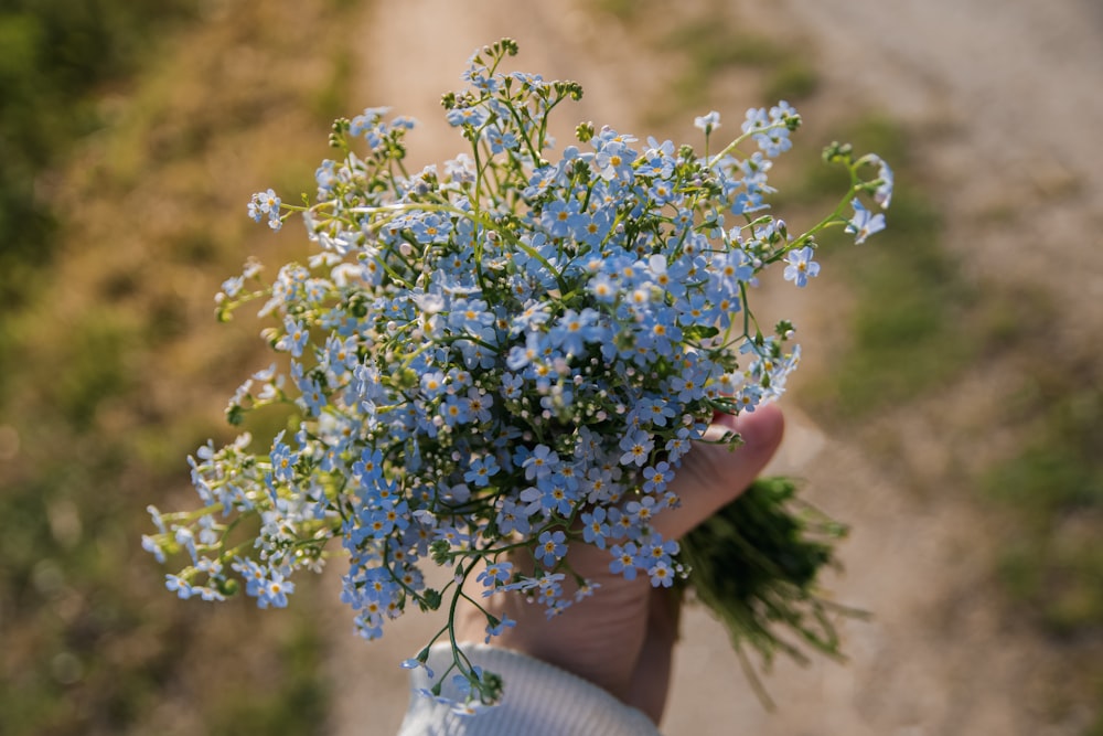 青と緑の花束を持つ人