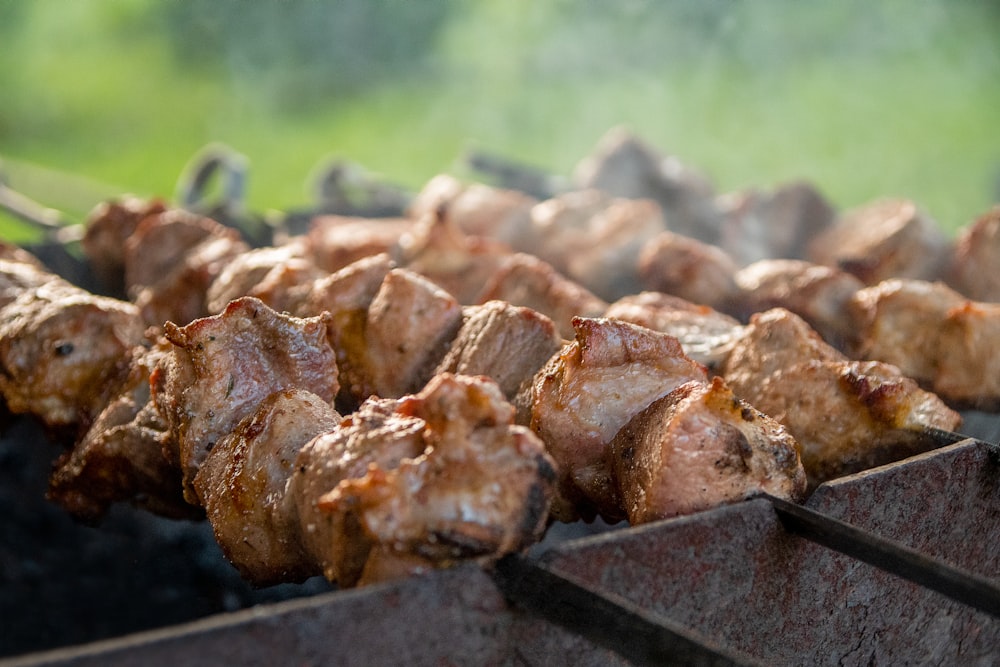 Carne alla griglia su griglia a carbone nero