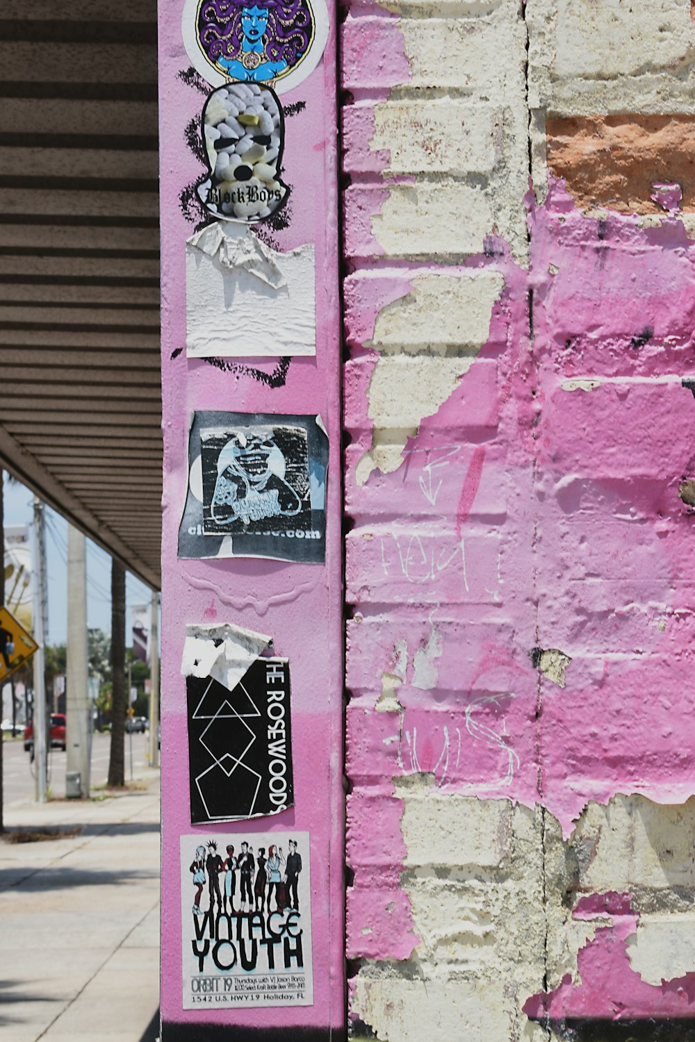 lila und weiße Wand mit Graffiti