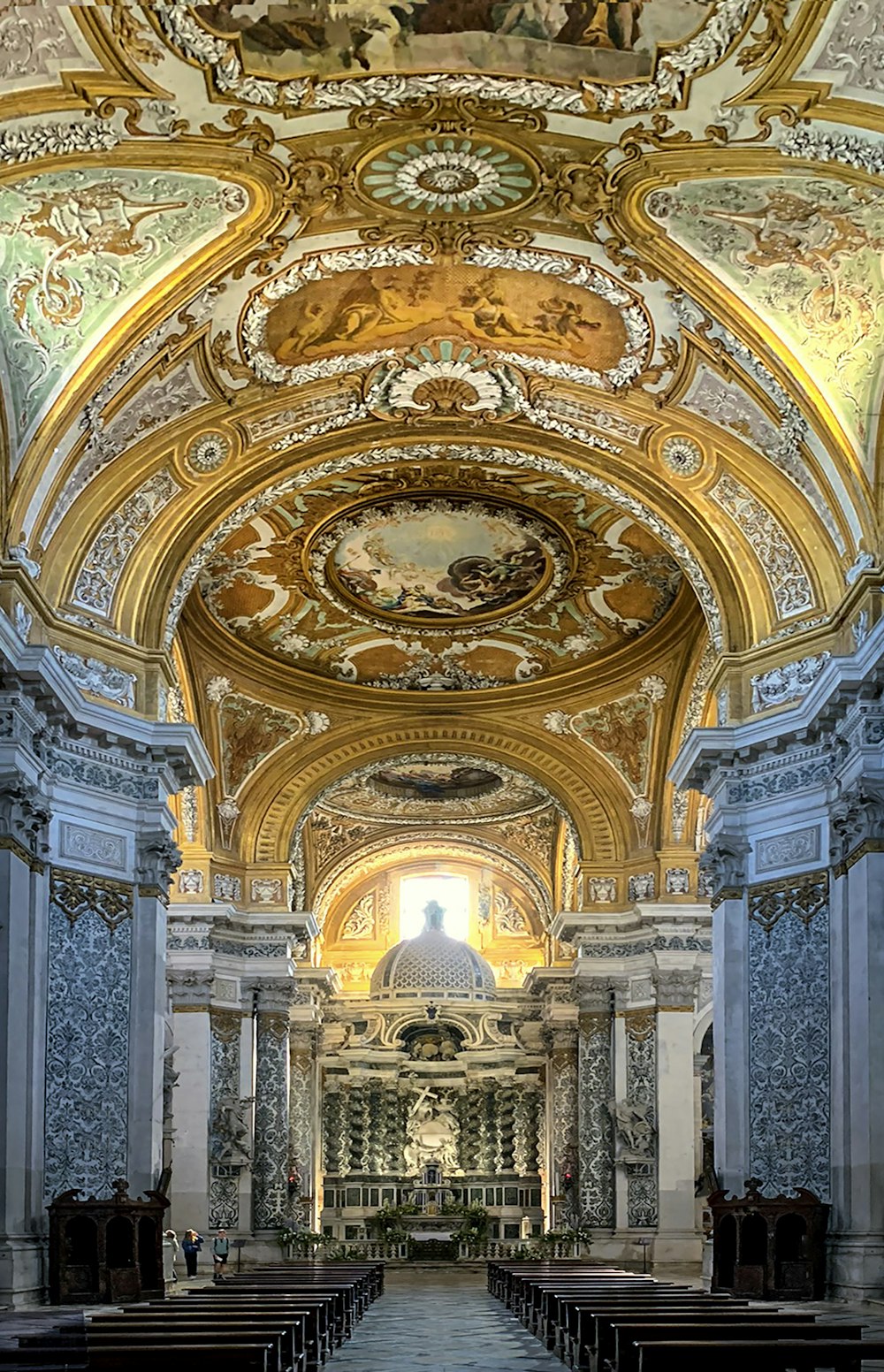 interior da catedral de ouro e branco