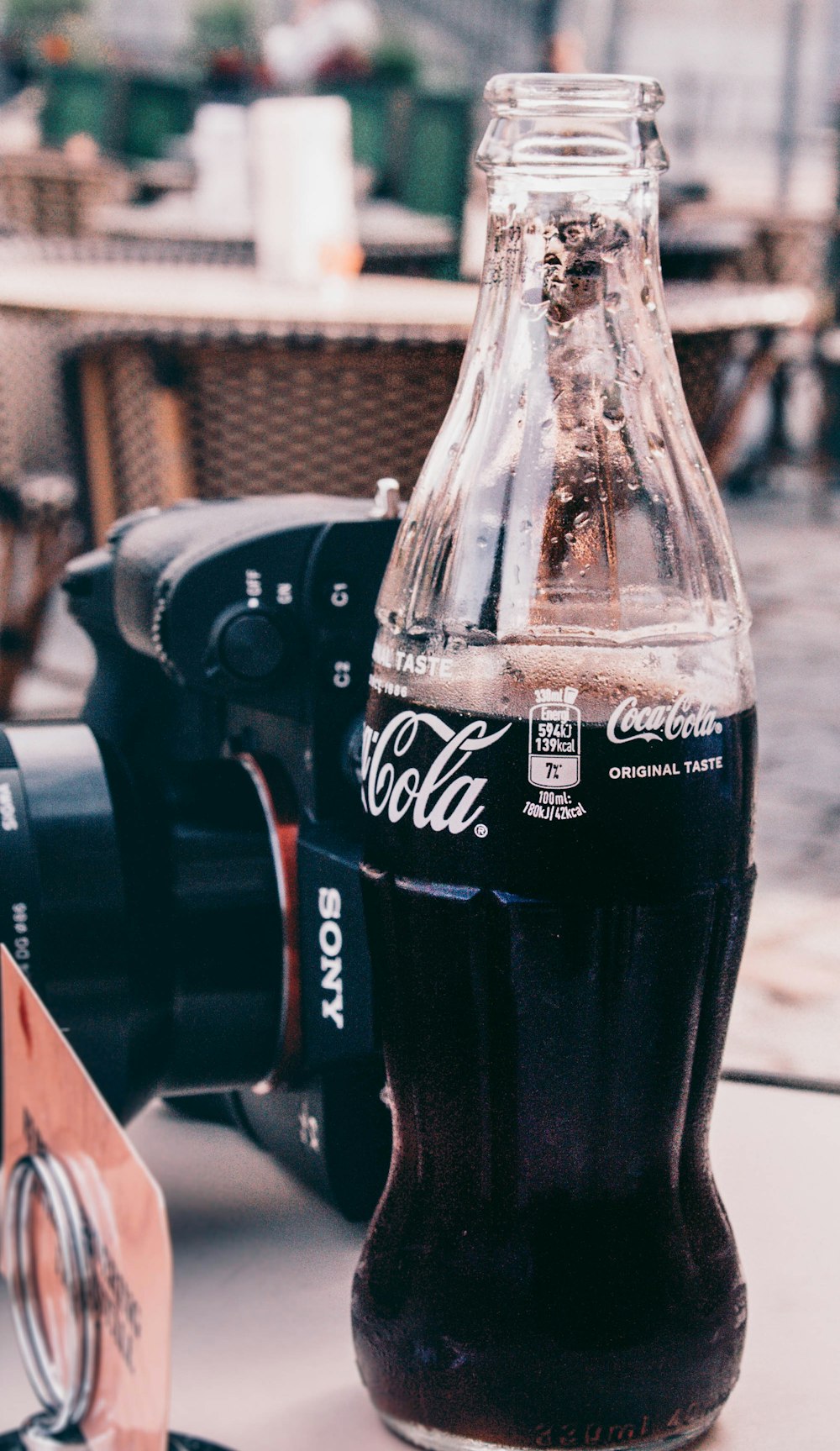 Bottiglia di Coca Cola Zero su tavolo di legno marrone