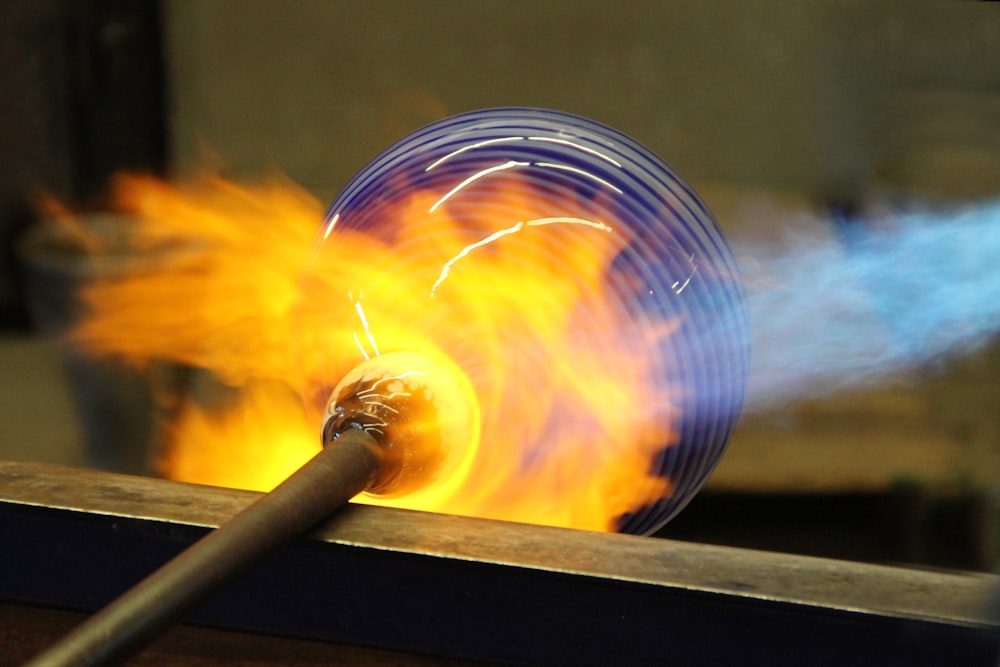 boule jaune et bleue sur clôture en bois marron