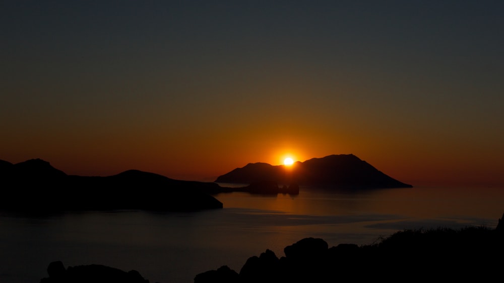 Silueta de la montaña durante la puesta del sol