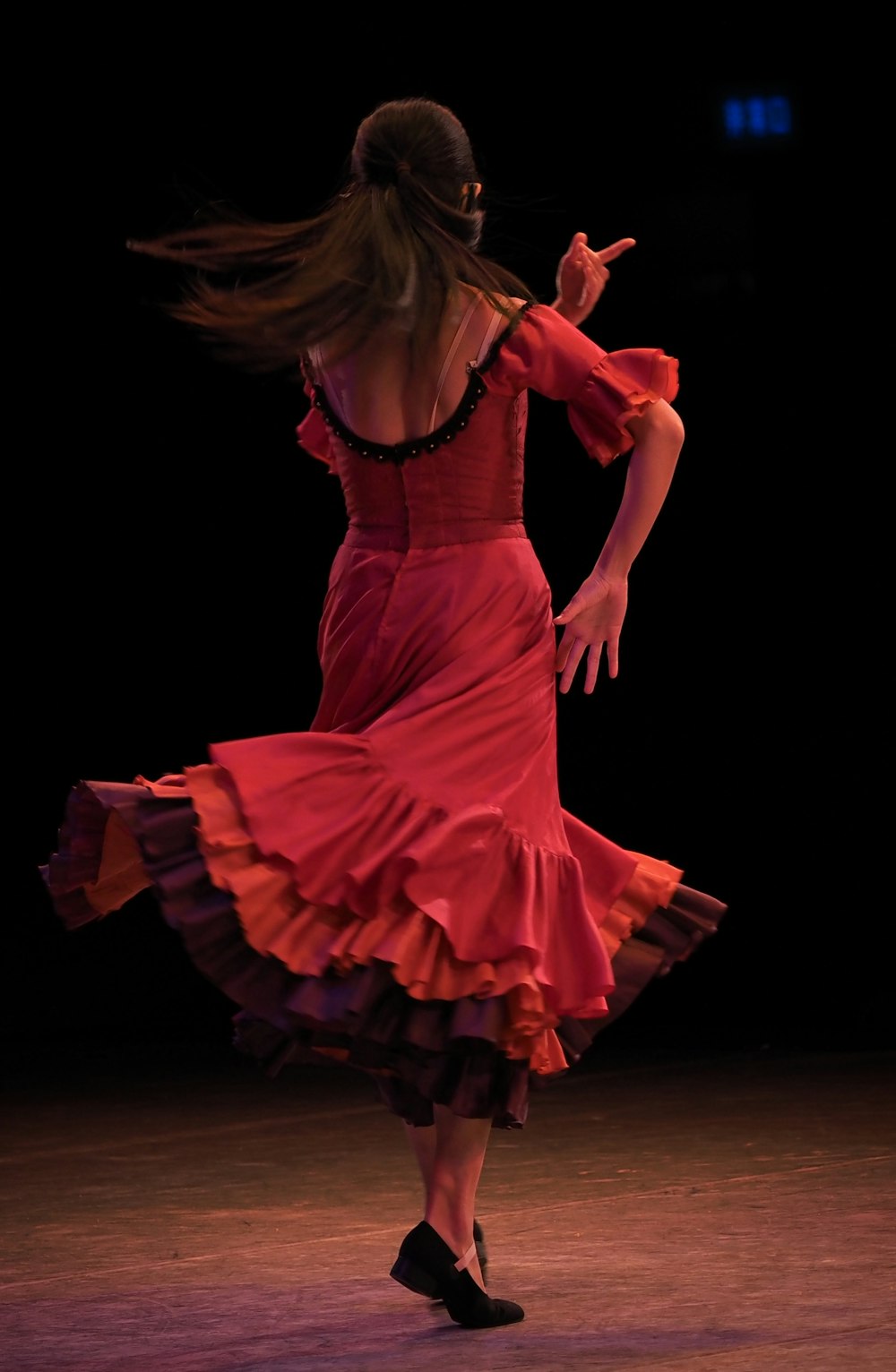 Femme en robe rouge tenant un coeur rouge