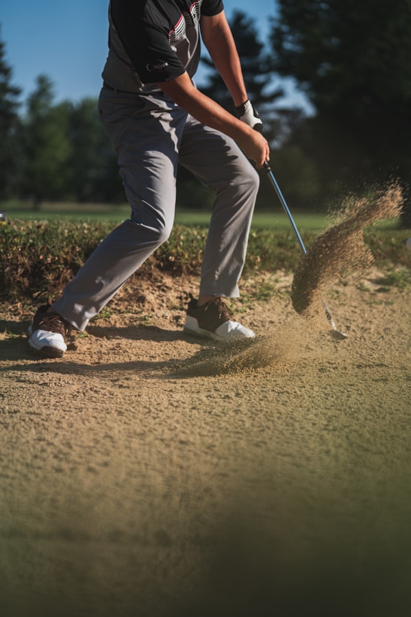 Golfeur en approche du green sur un parcours automnal