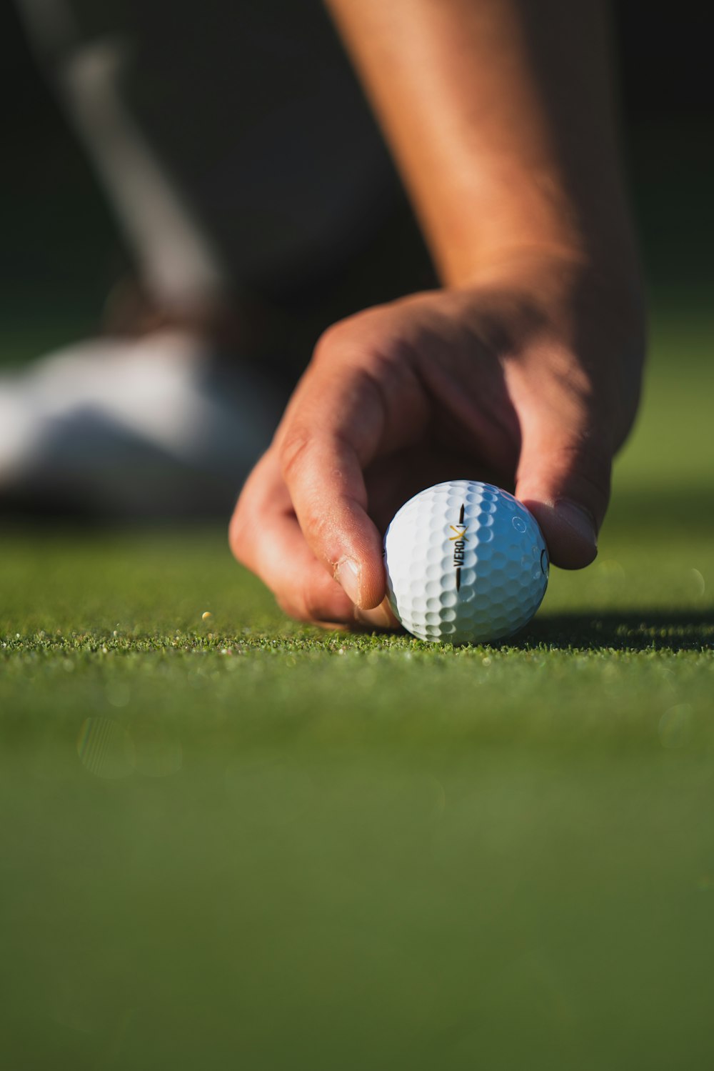 balle de golf blanche sur un terrain en herbe verte