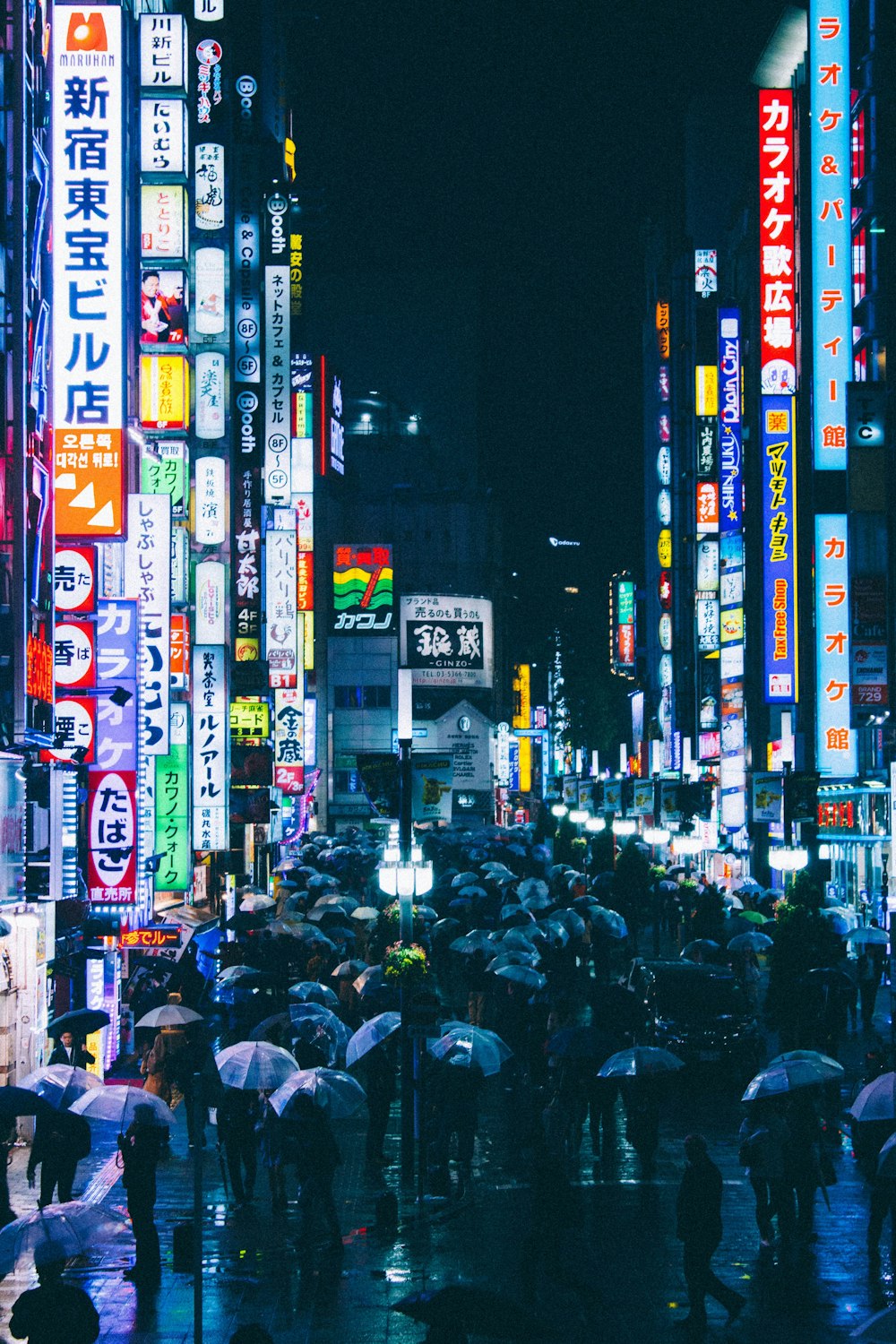 personas que caminan por la calle durante la noche