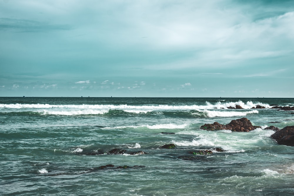 olas del océano rompiendo en la costa durante el día