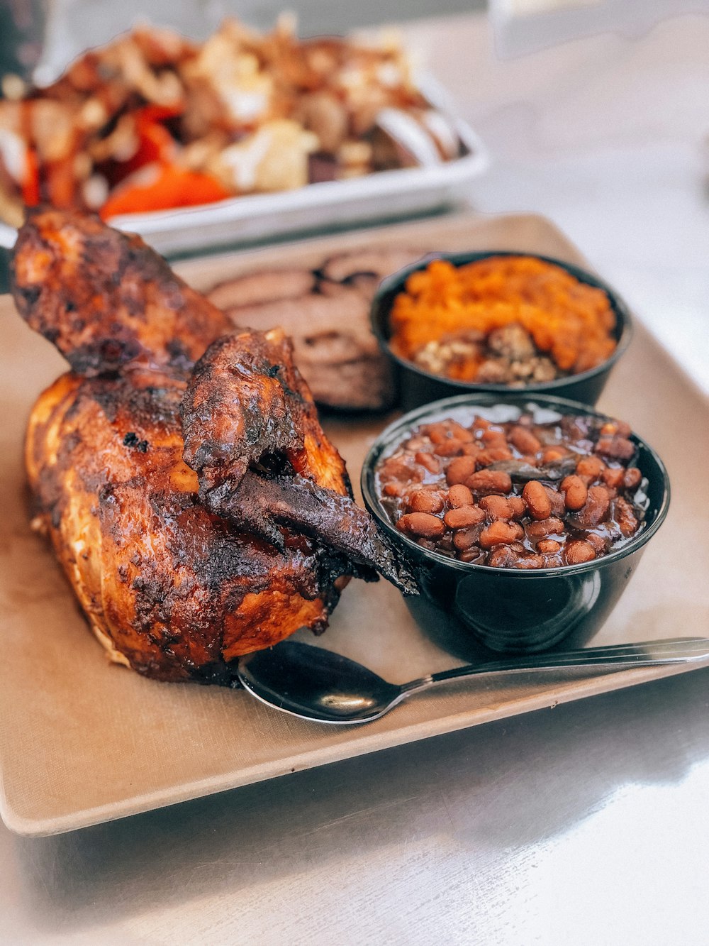 Pollo asado en plato de cerámica blanca