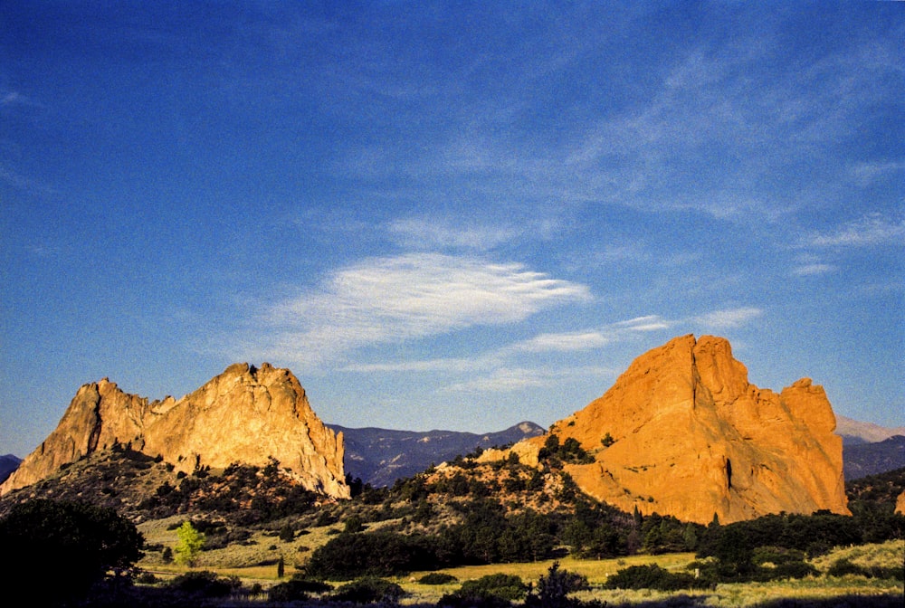 Brauner Berg unter blauem Himmel tagsüber