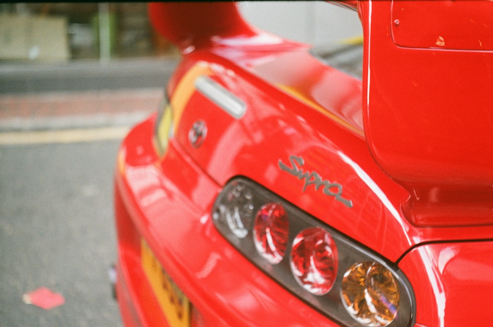 Voiture Ferrari rouge avec pièces rondes d’argent et d’or