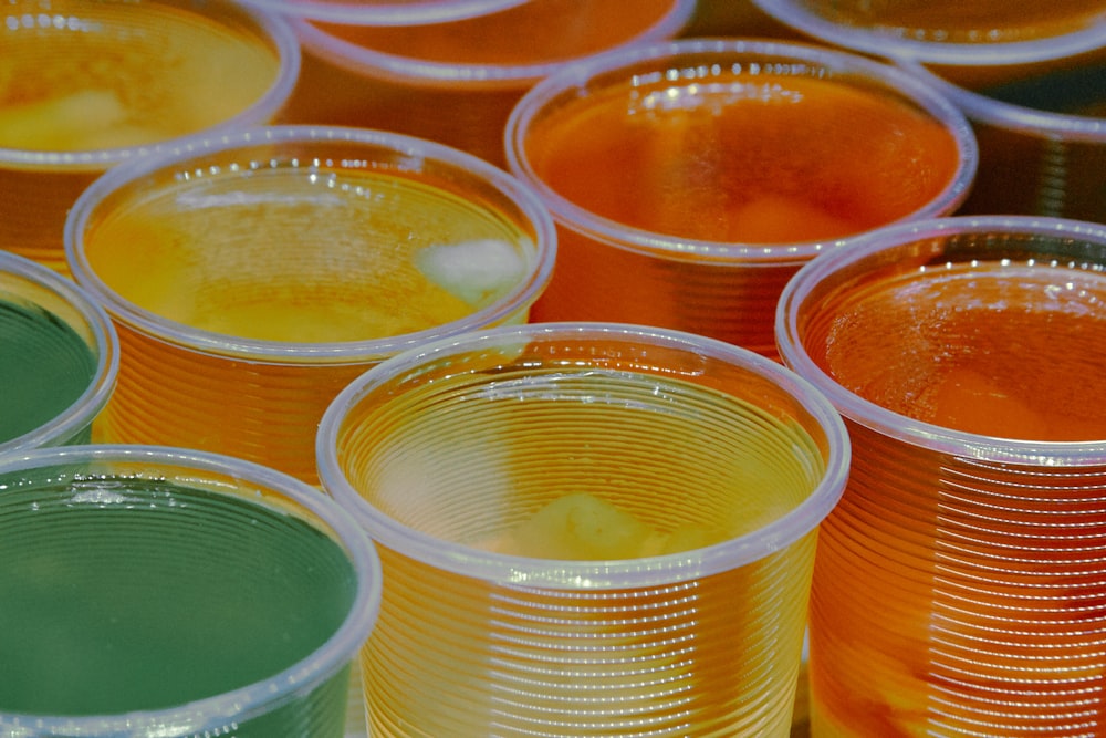 bocaux en verre transparent avec liquide jaune