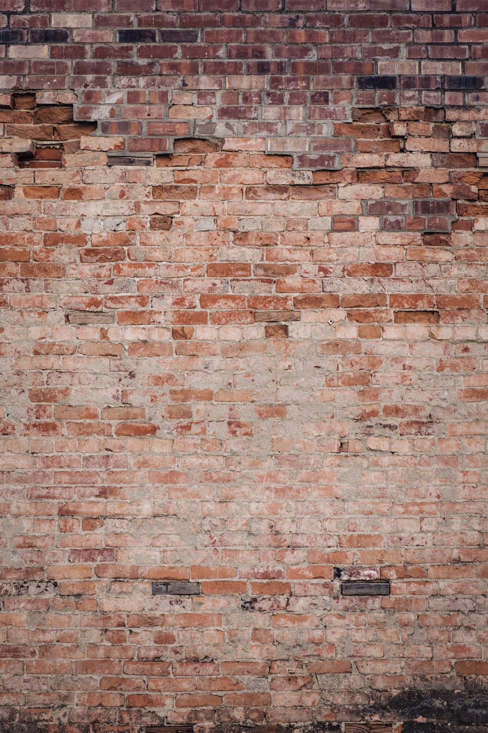 Pared de ladrillo marrón durante el día