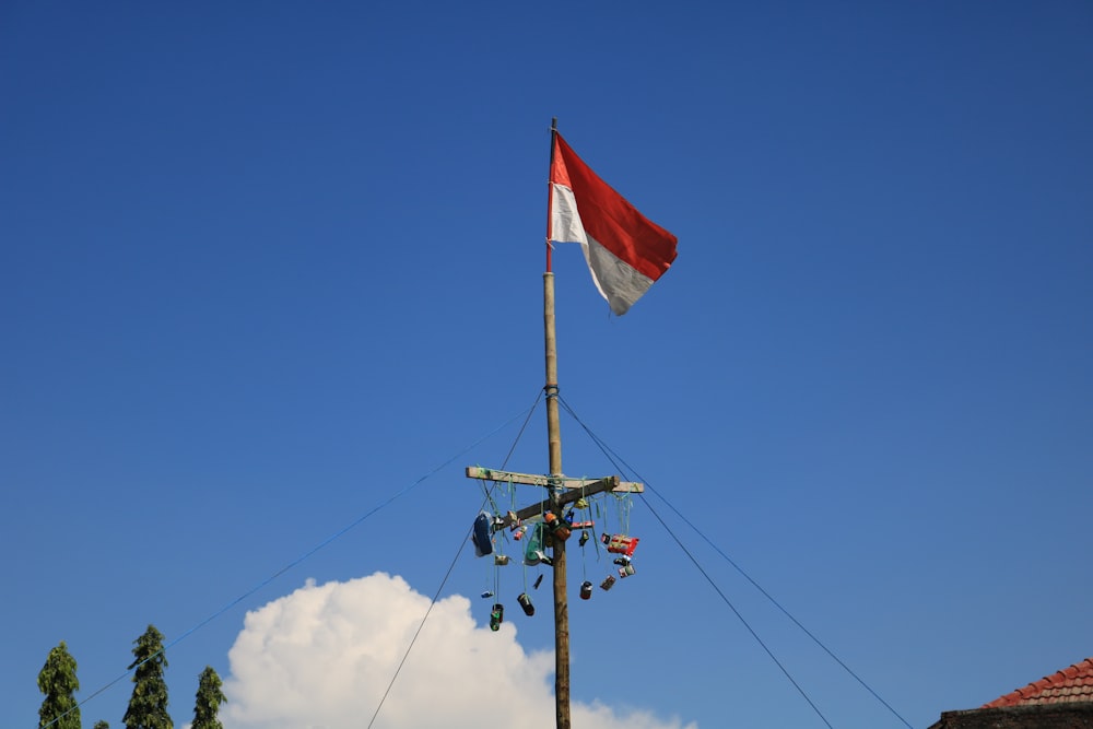 Bandera roja, blanca y verde bajo el cielo azul durante el día