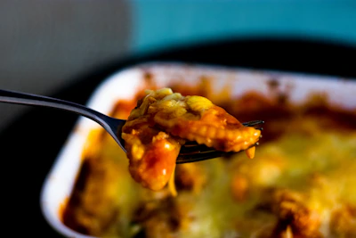 Close-up of a sizzling macarrão na chapa with melted cheese and herbs.