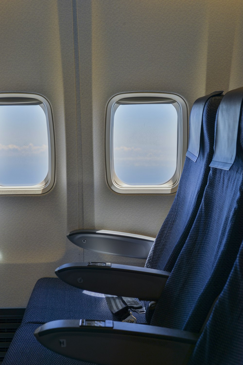 Asiento de autobús azul y negro