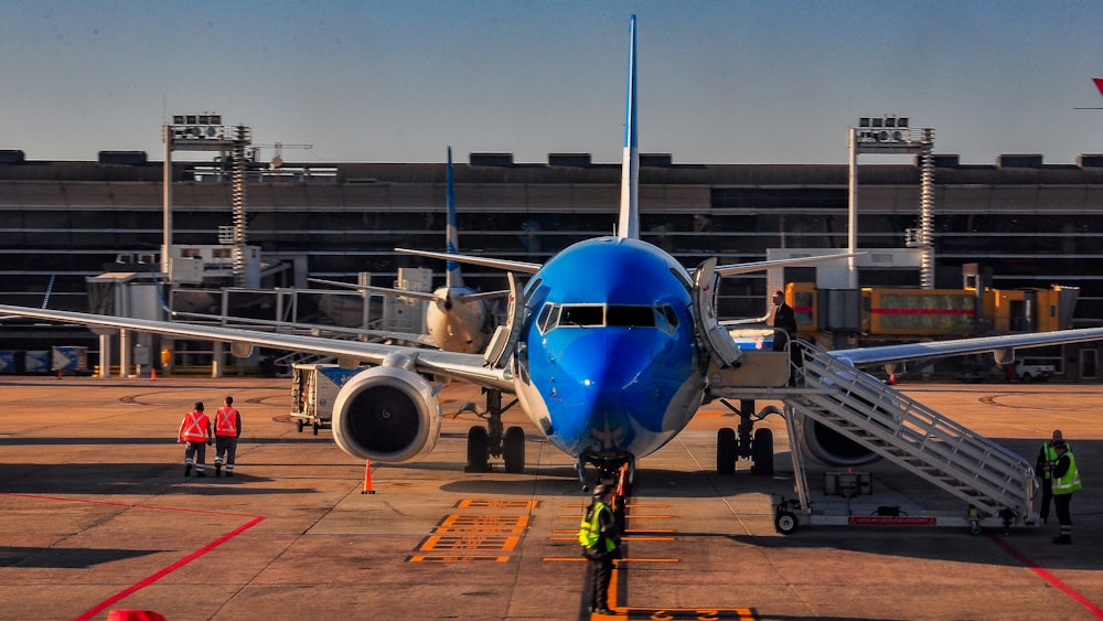 낮 동안 공항에서 파란색과 흰색 비행기