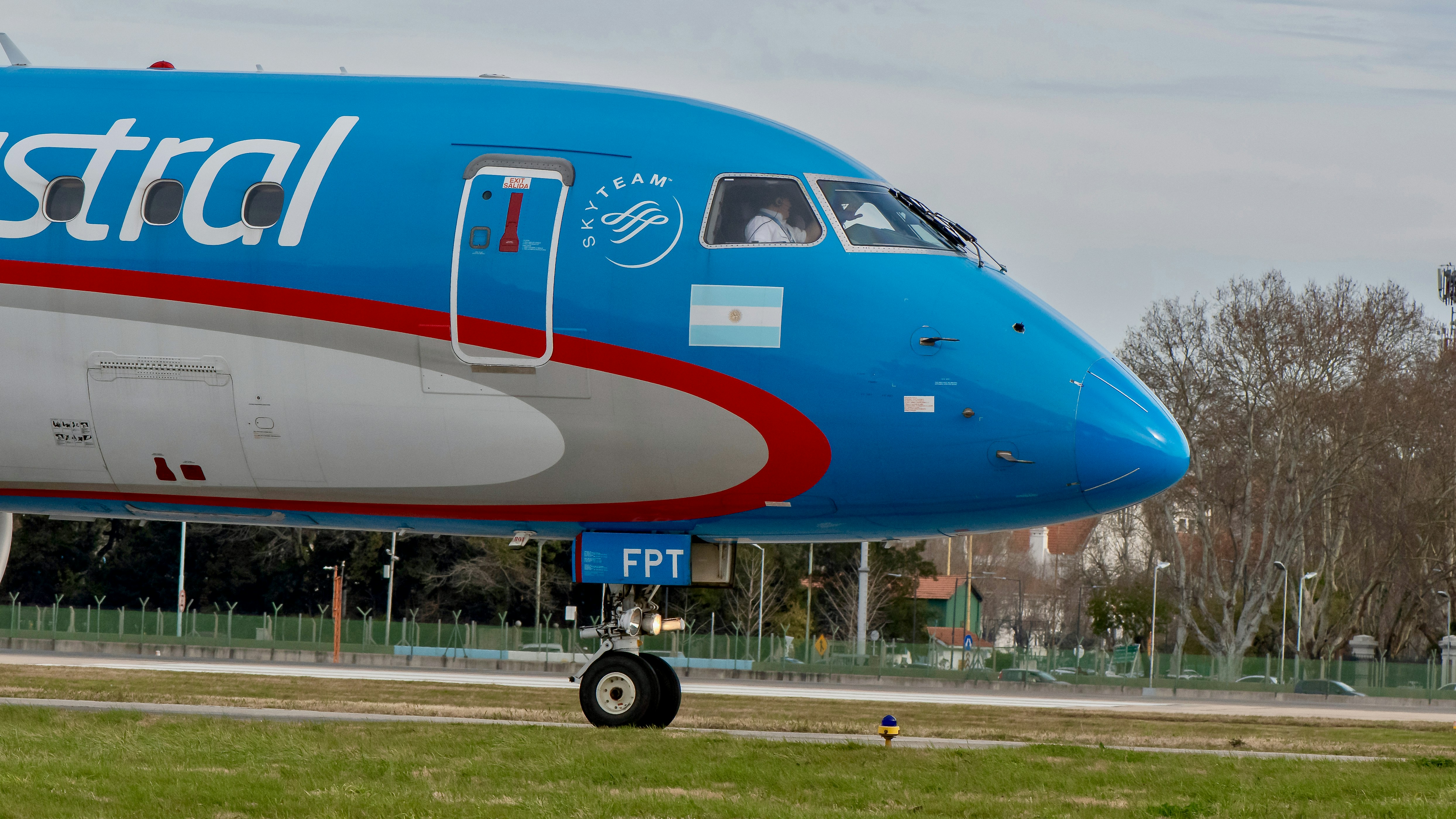 blue and red passenger plane, Aeroparque Metropolitano Jorge Newbery</p><p>Año 2019