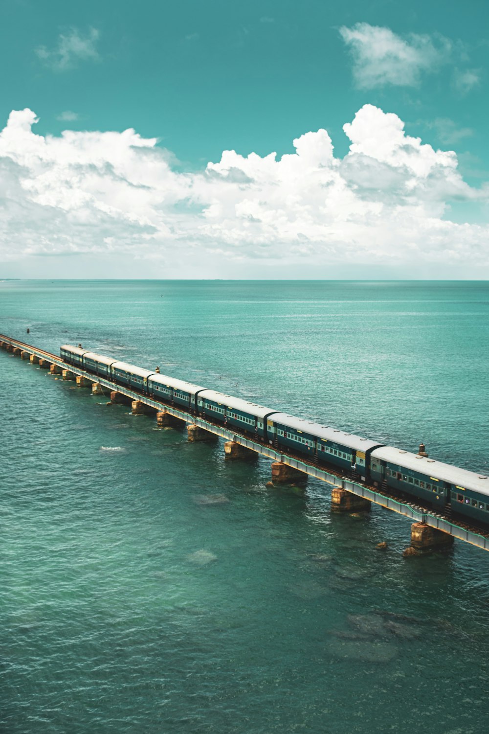 muelle de madera marrón en el mar bajo el cielo azul durante el día