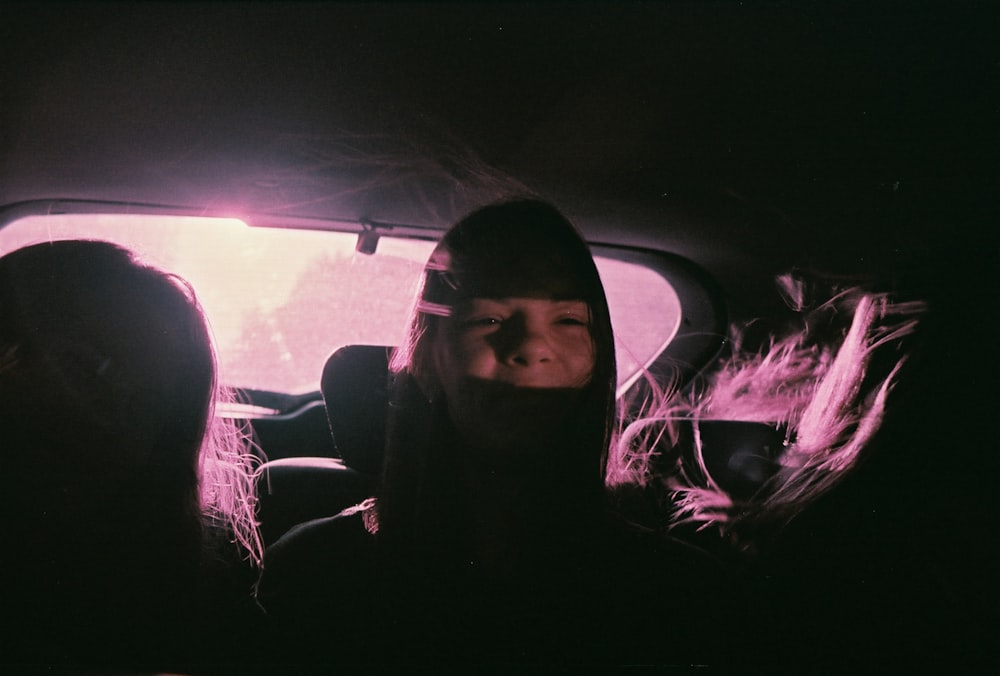 mulher no hijab preto sentado dentro do carro