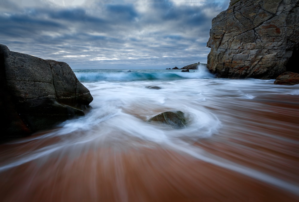 Olas del mar rompiendo en la costa rocosa durante el día