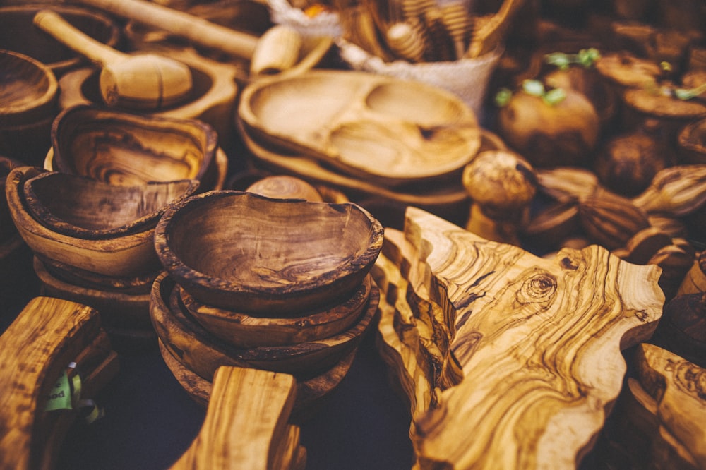 brauner Holzrundbehälter mit braunen Holzstäbchen