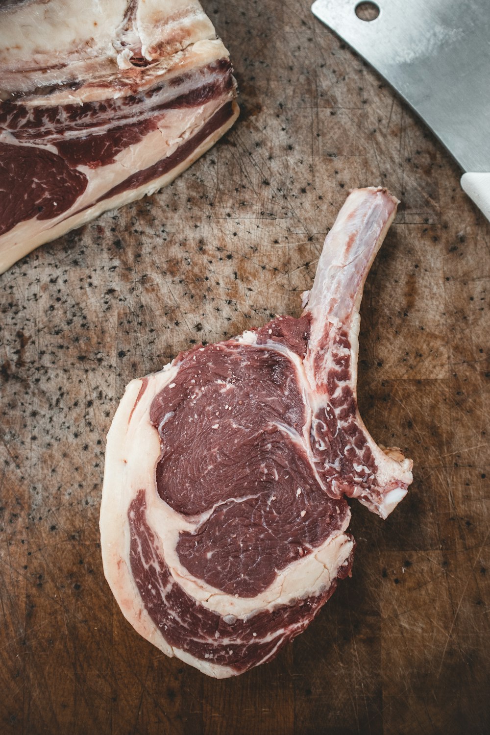 carne cruda su tavolo di legno marrone