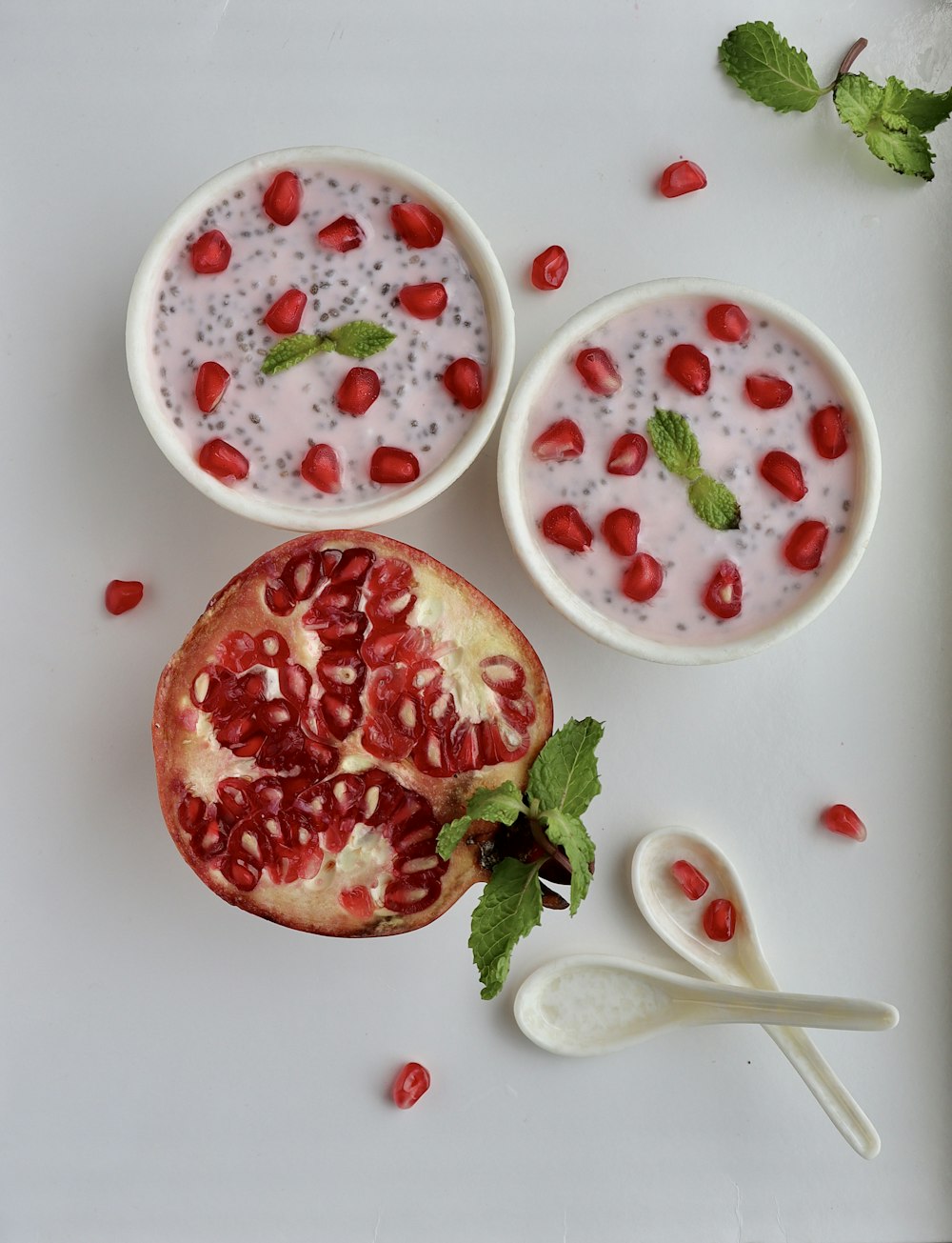 fraises tranchées sur bol en céramique blanche