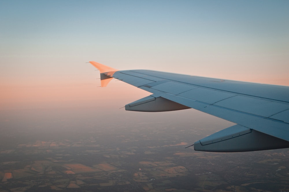 white and gray airplane wing during daytime