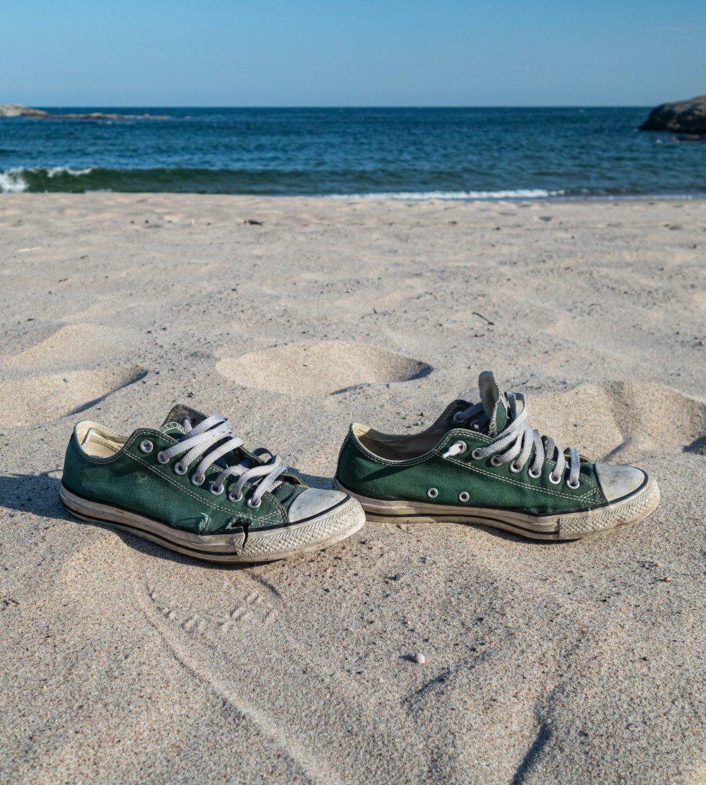 baskets nike noires et blanches sur le sable de la plage