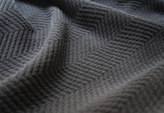 Detail of a seam engineered for recovery, emphasizing gentle compression zones.