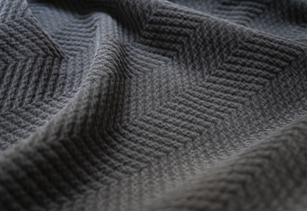 Detail of a seam engineered for recovery, emphasizing gentle compression zones.