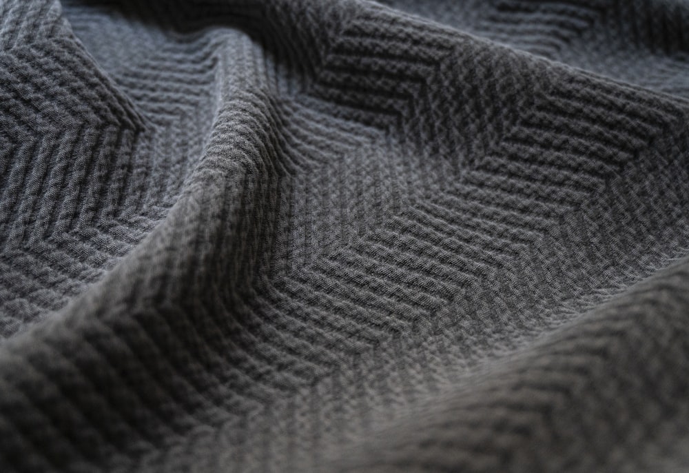 textile à chevrons gris et noir