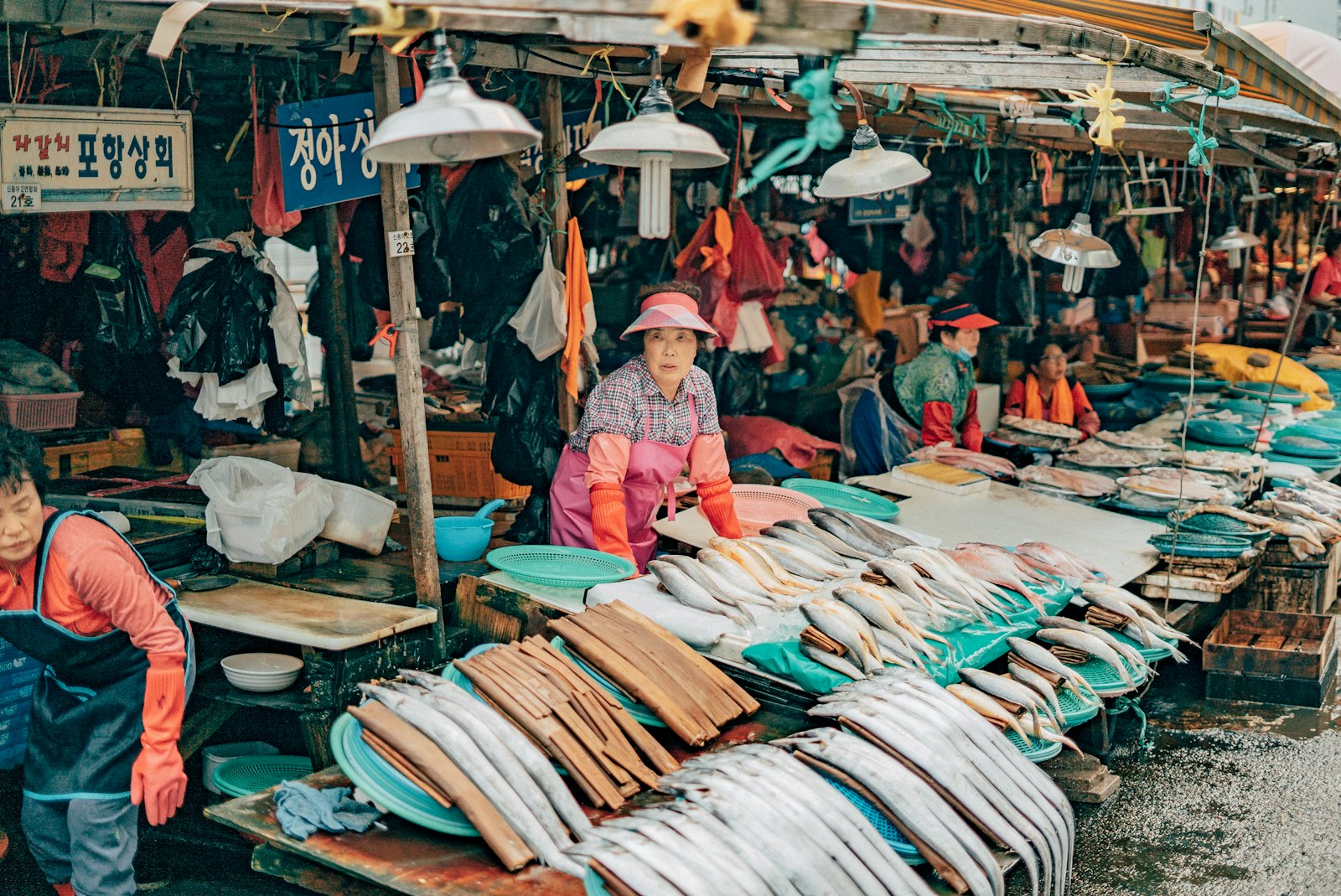 Sony a7S II + Sony FE 50mm F1.8 sample photo. People sitting on blue photography