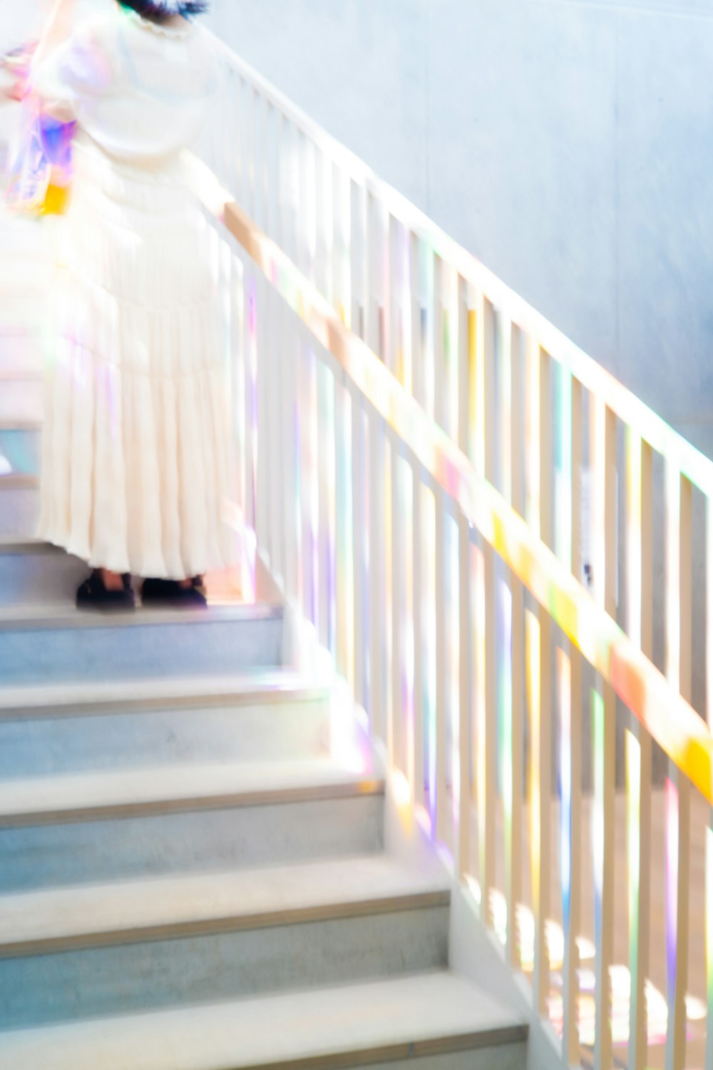 mulher no vestido branco que anda na escada