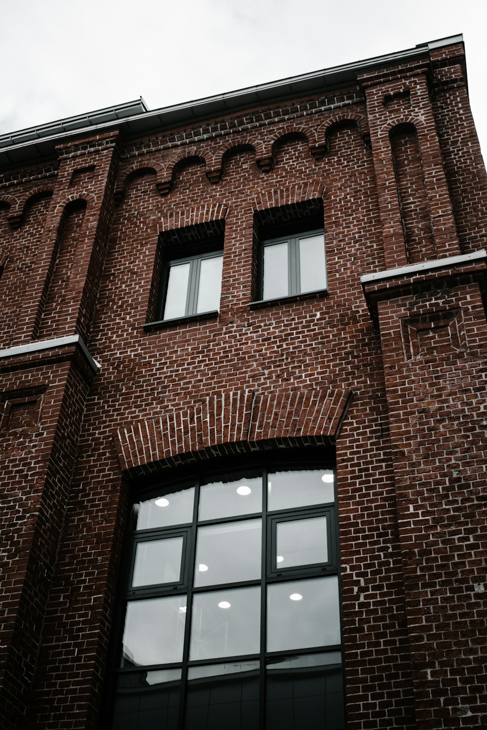 edifício de tijolo marrom com janelas de vidro