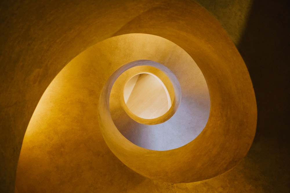 Escalier rond en colimaçon en béton brun