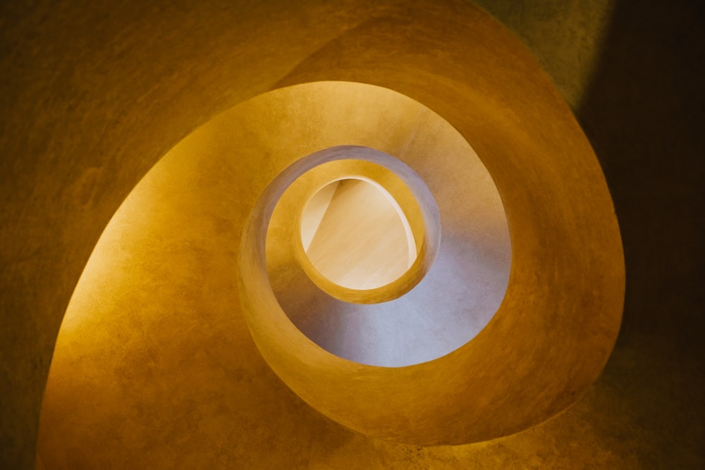 丸い茶色のコンクリートの螺旋階段