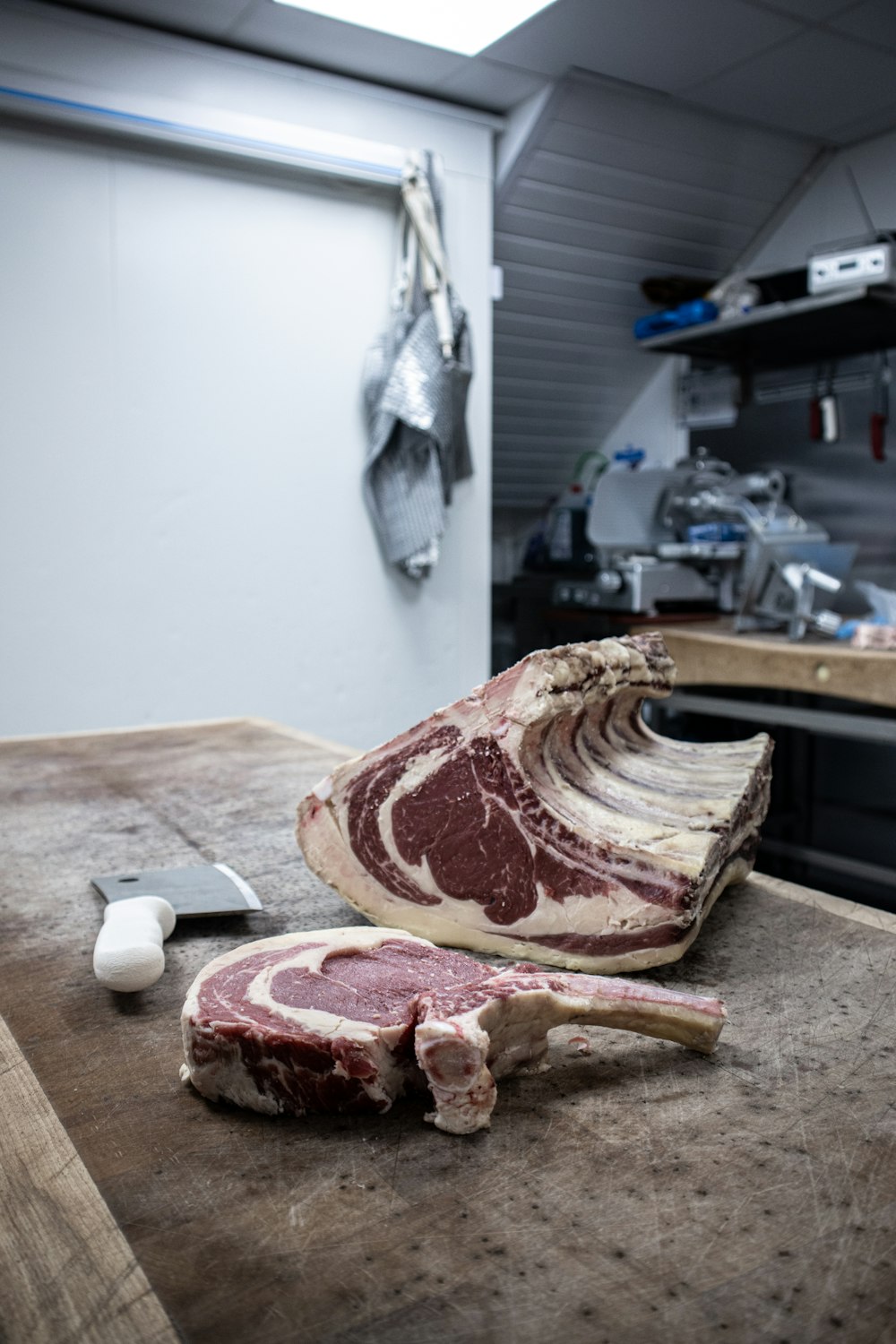 carne cruda en una tabla de cortar de madera marrón