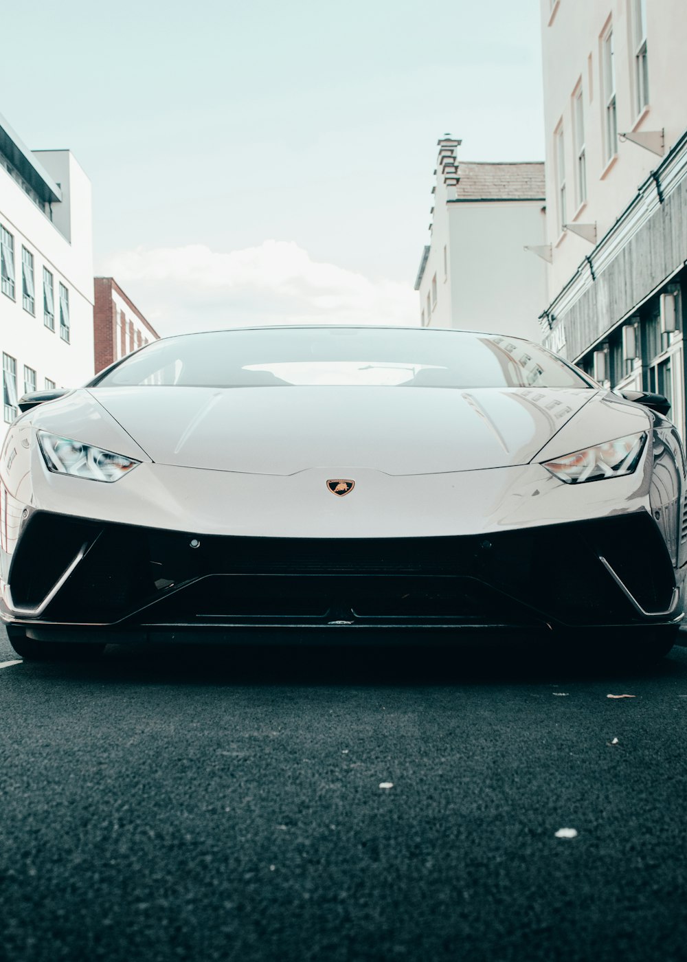 Weißer Lamborghini Aventador tagsüber auf der Straße geparkt