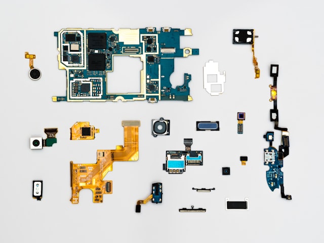 Techniker repariert Smartphone