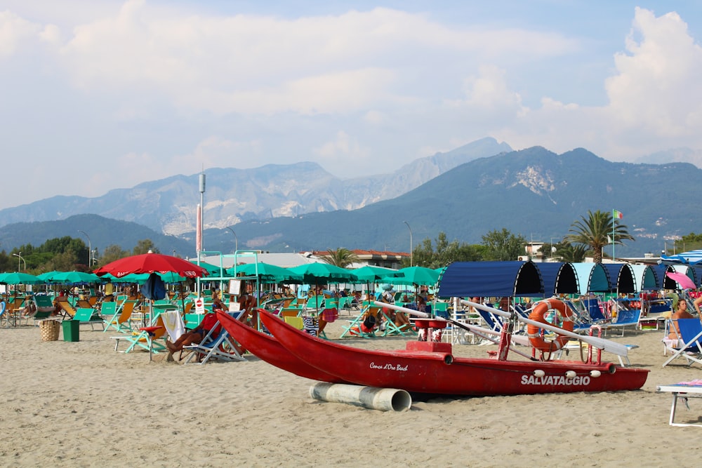 Barco rojo en la playa durante el día