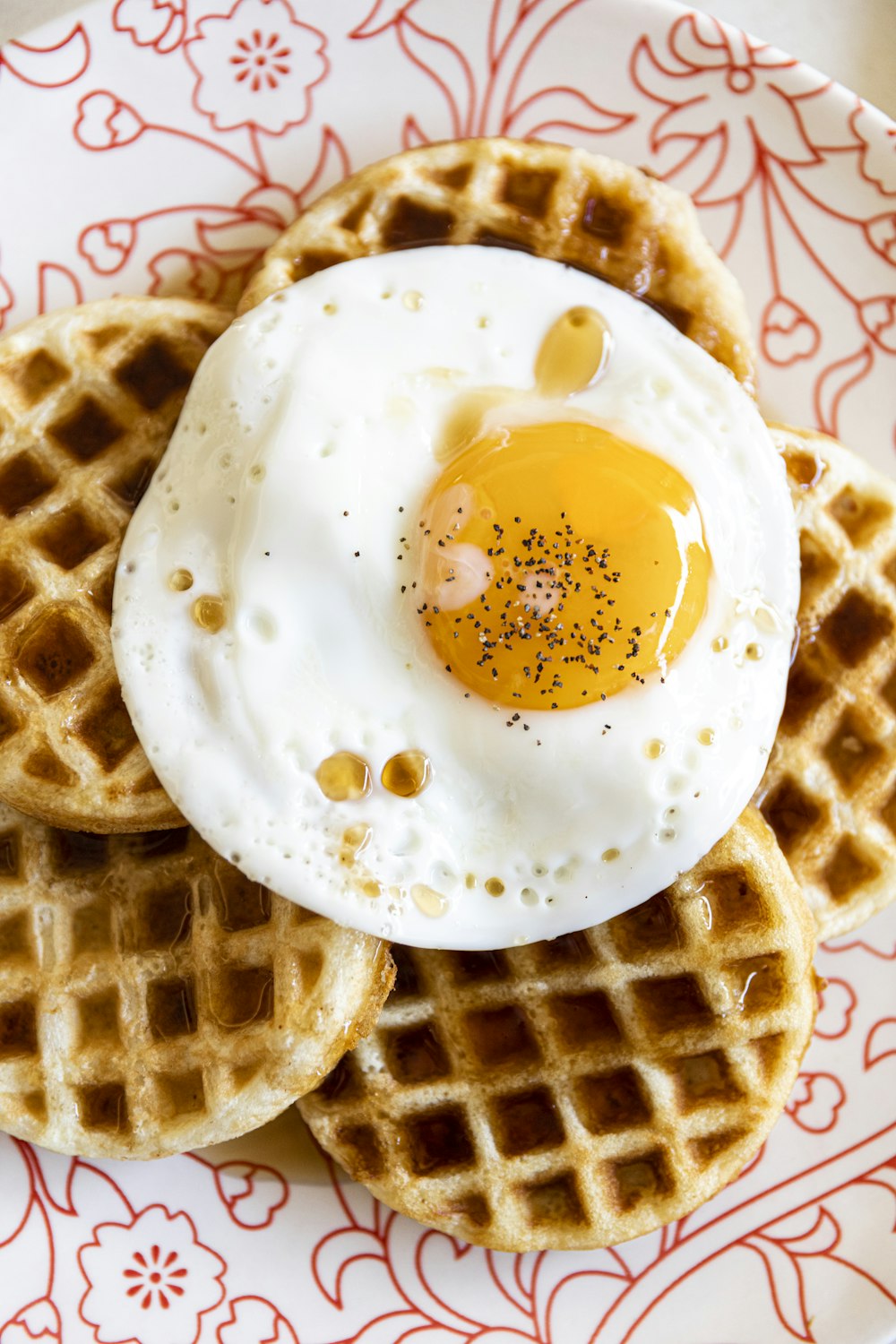 Waffel mit Ei oben drauf