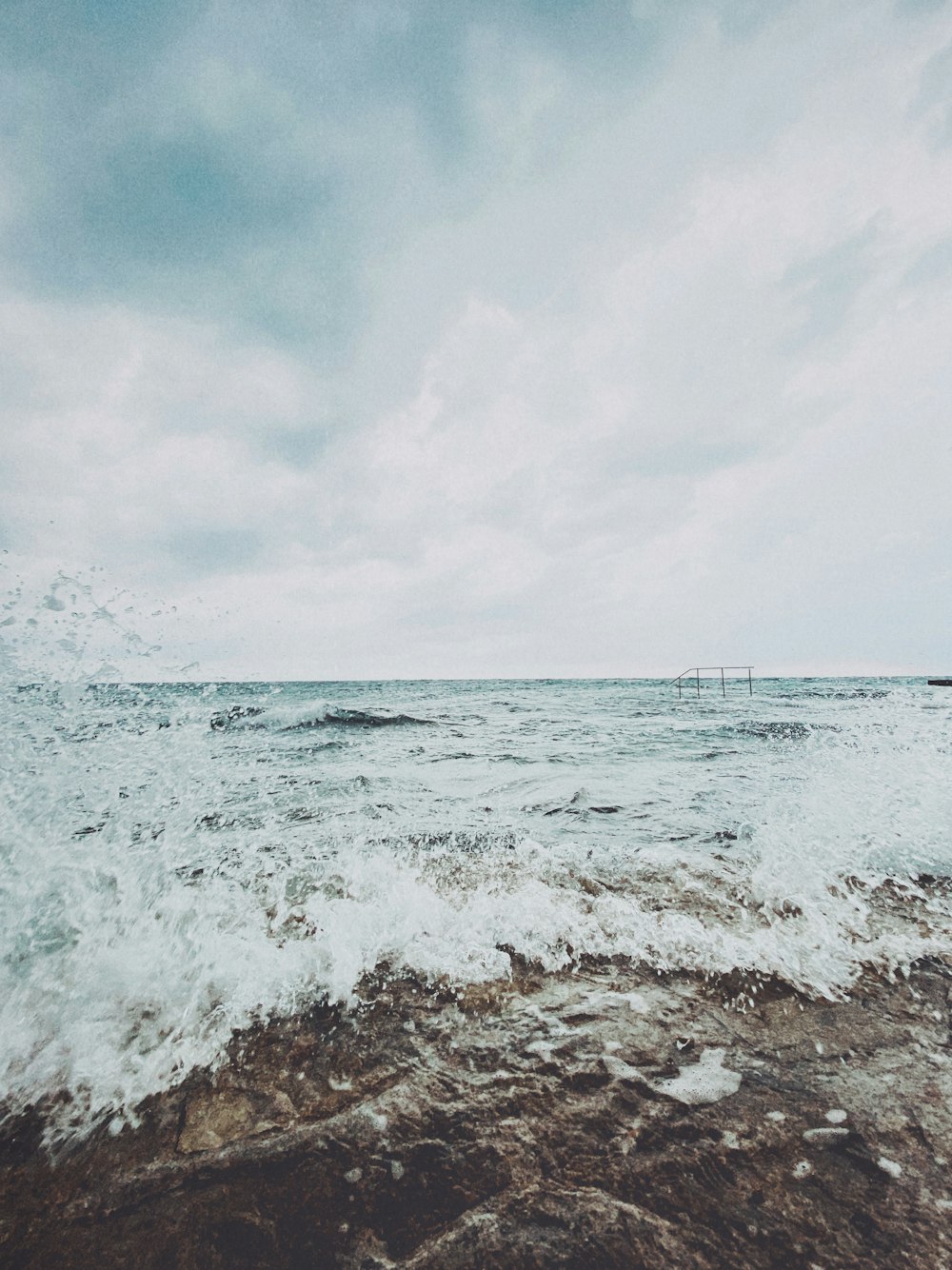 ocean waves crashing on shore during daytime