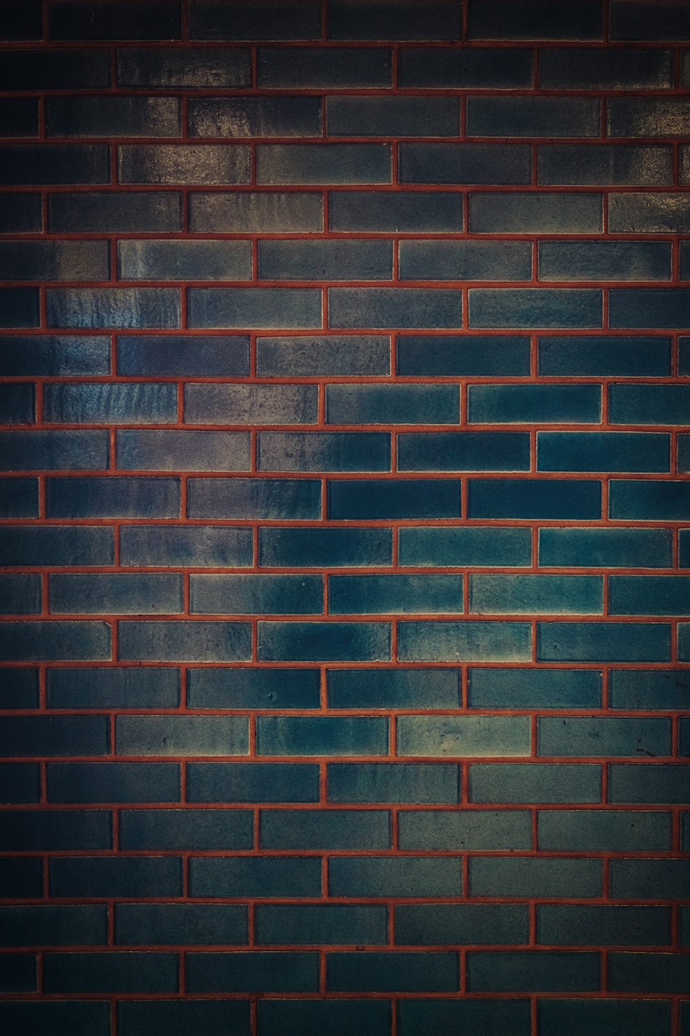 Mur de briques brunes et noires
