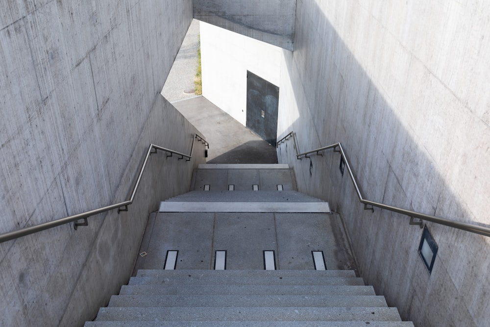gray concrete staircase with white concrete wall